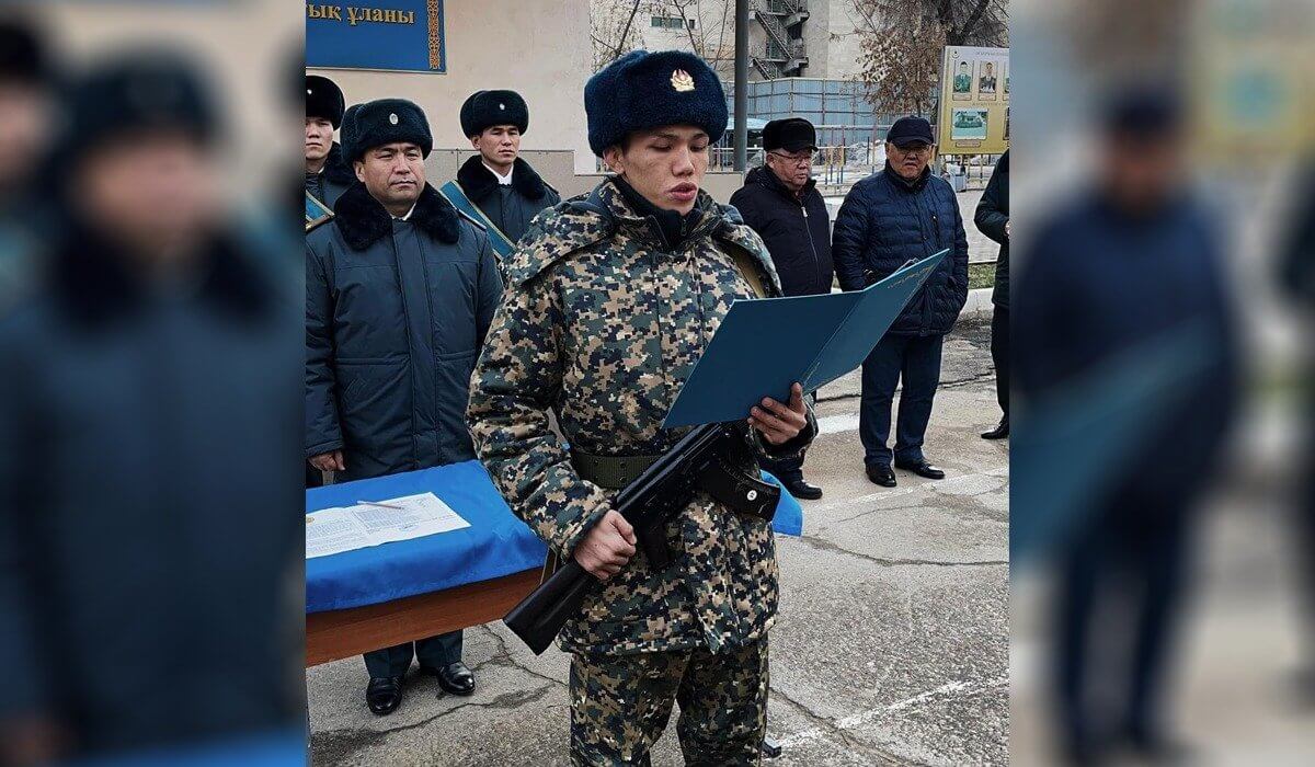 Бокстан әлем чемпионы Санжар Тәшкенбай әскерге барып, ант қабылдады