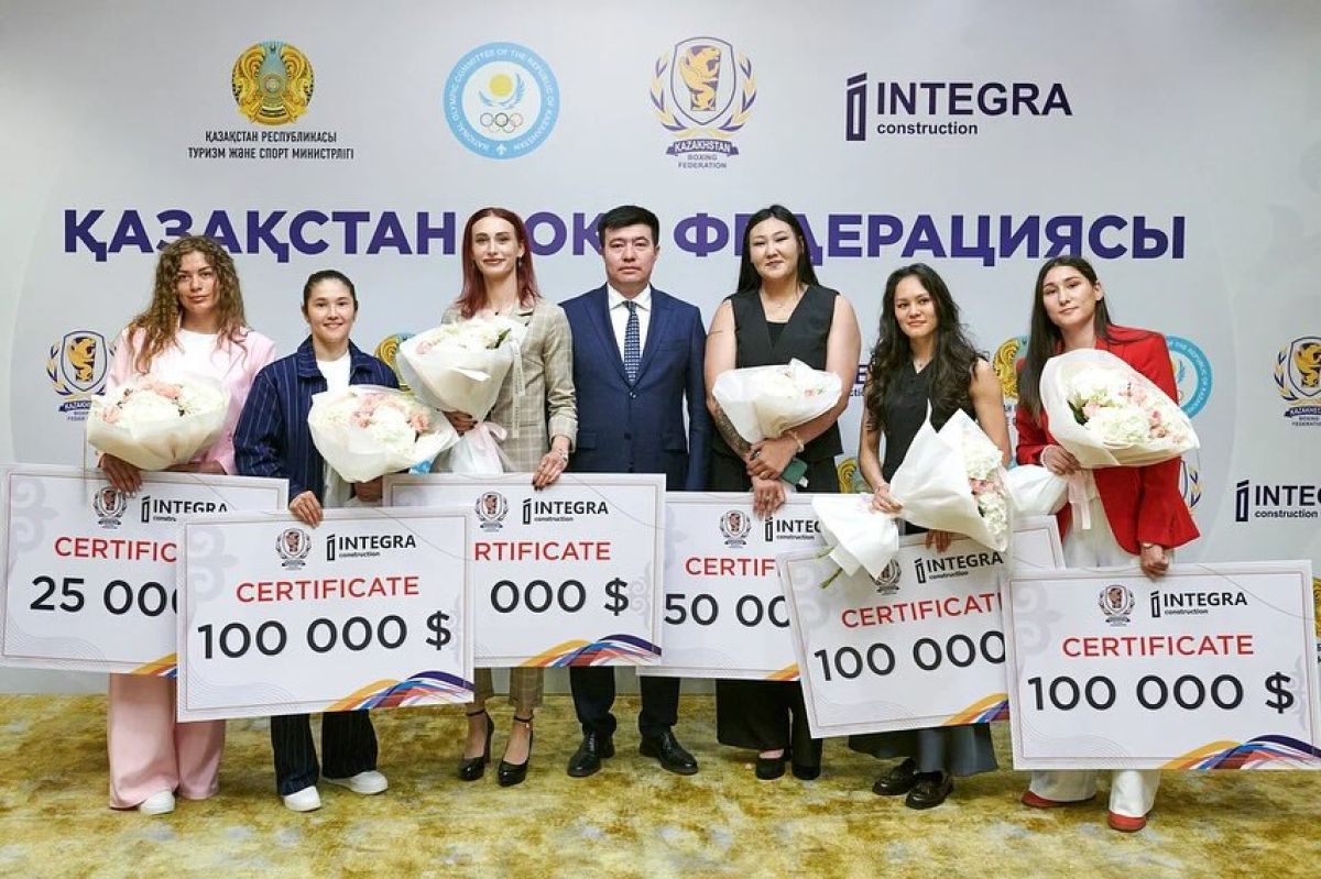Әлем чемпионы атанып келген боксшы қыздарға 100 мың доллар сыйақы берілді