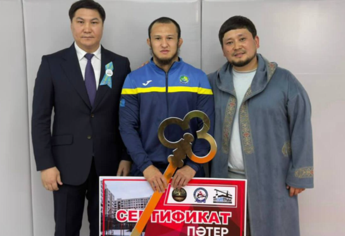 Азия чемпионы атанған атыраулық балуанға кәсіпкер баспана сыйлады