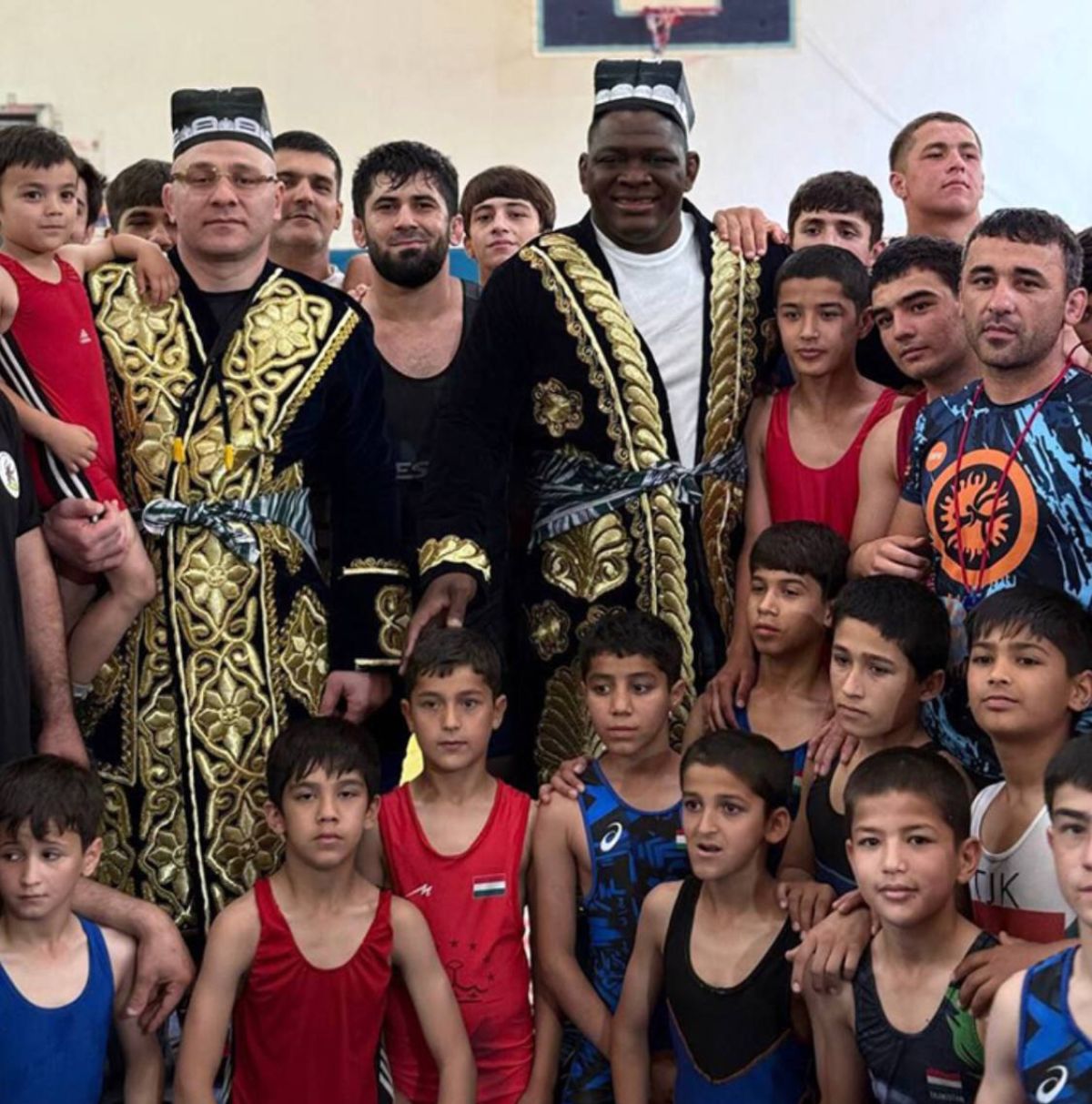 Бес дүркін Олимпиада чемпионы Михайн Лопес тәжіктердің шақыруымен Душанбеге барды