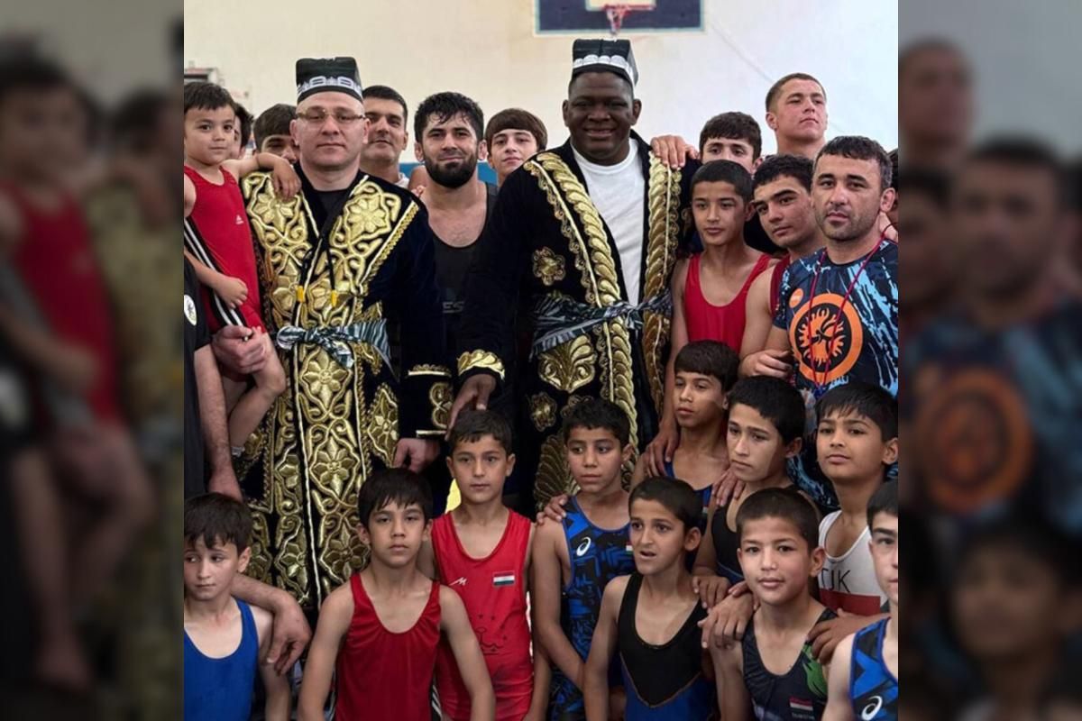 Бес дүркін Олимпиада чемпионы Михайн Лопес тәжіктердің шақыруымен Душанбеге барды