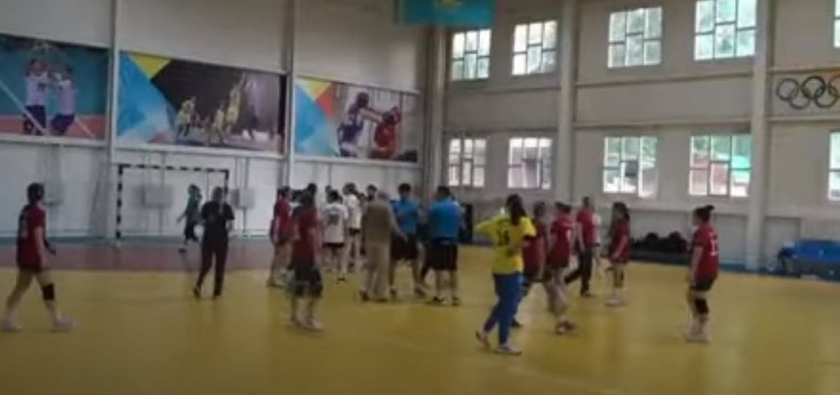Қазақстан чемпионатында гандболшы қыздар төбелесті