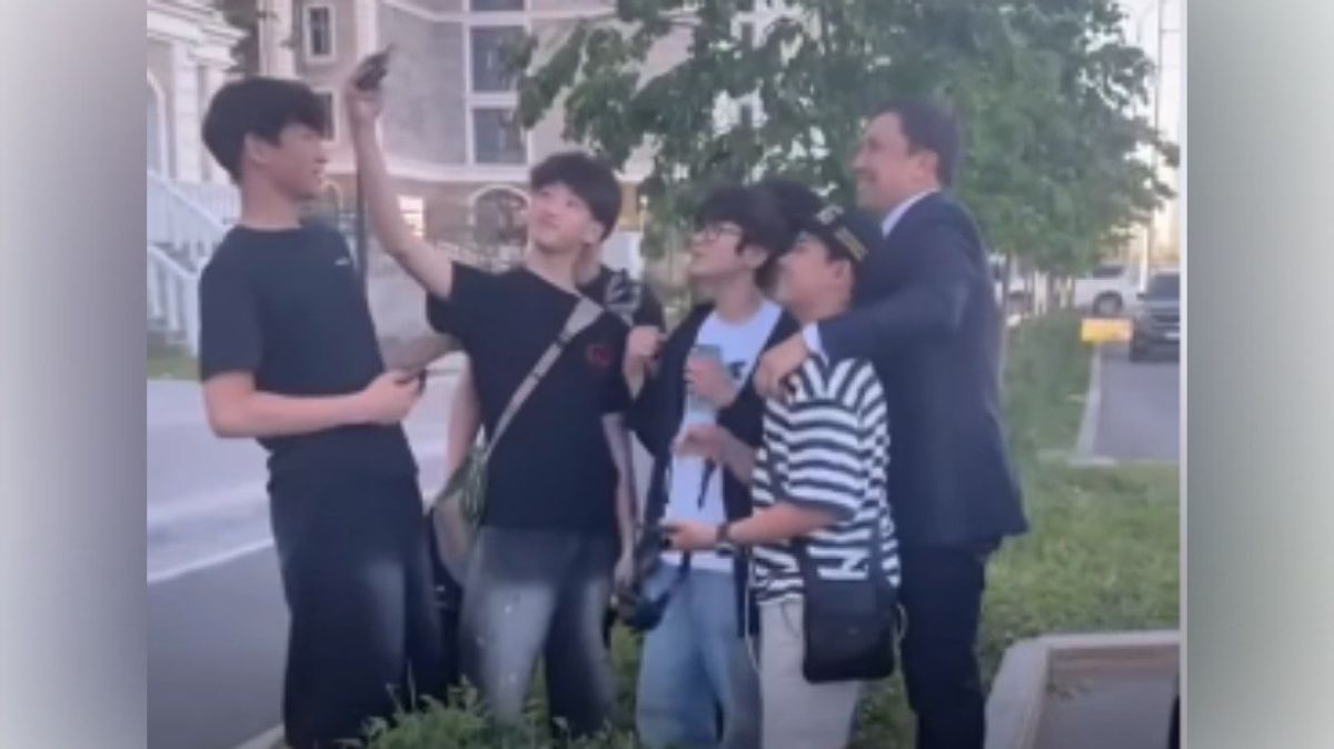 «Кепканы қайдан алдың?». Геннадий Головкин күтпеген әрекет жасады (ВИДЕО)