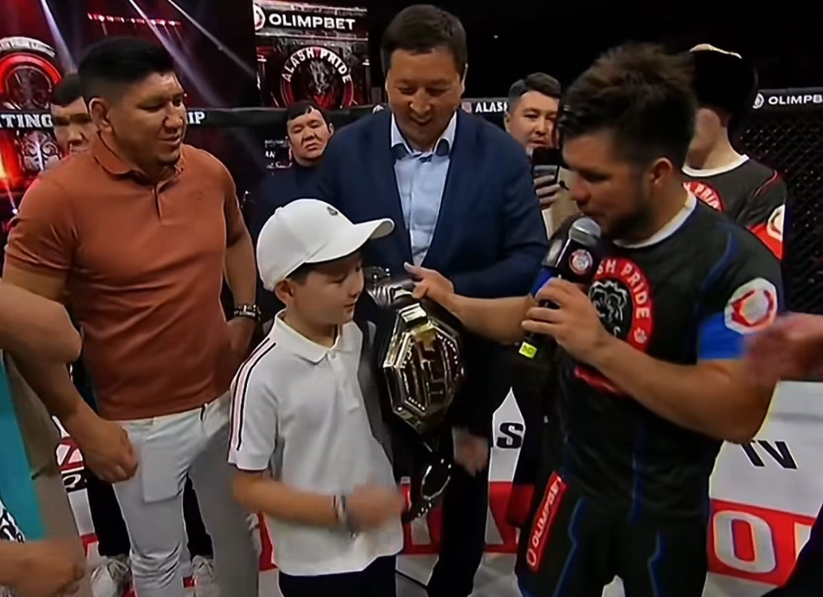 Генри Сехудо қазақстандық балаға UFC белдігін сыйлады