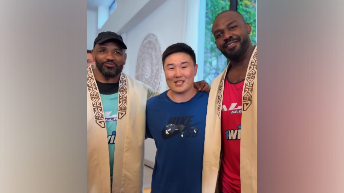 Қазақ файтері UFC аңыздарына шапан жауып, ерекше құрмет көрсетті (ВИДЕО)