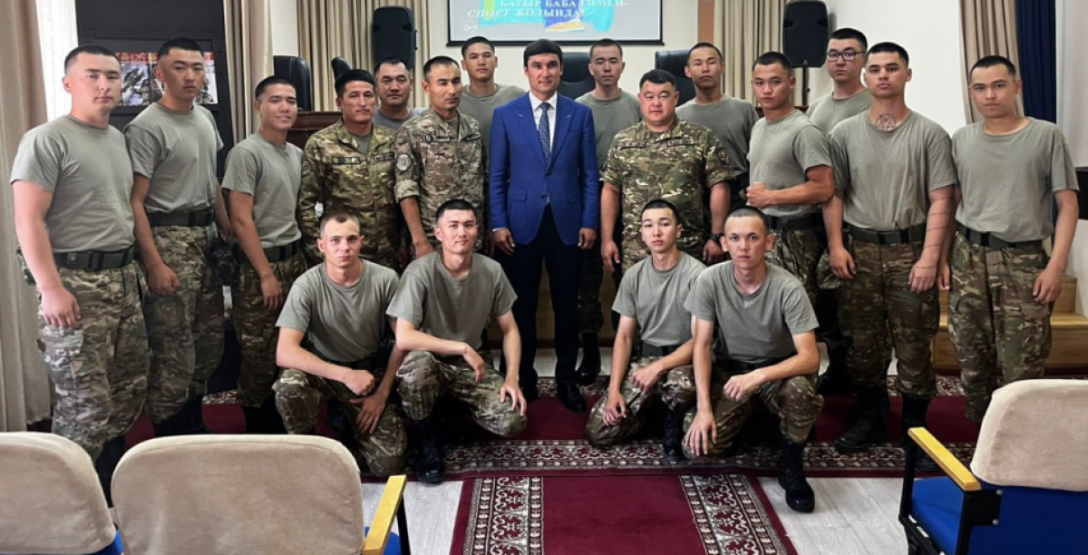 Олимпиада чемпионы Серік Сәпиев жас сарбаздармен кездесті