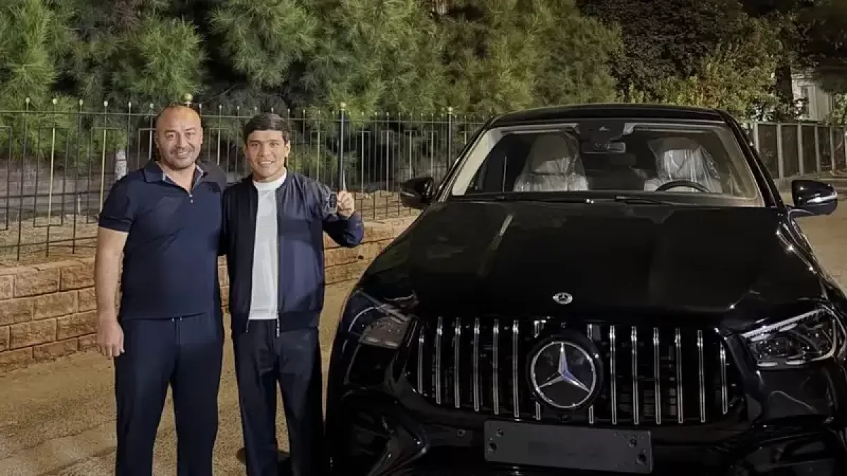 Өзбекстандық боксшылар Тулкин Киличевке қымбат Mercedes мінгізді