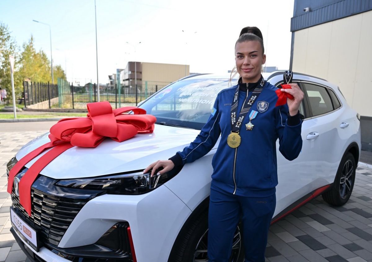 Бокстан тағы бір әлем чемпионына көлік кілті табысталды
