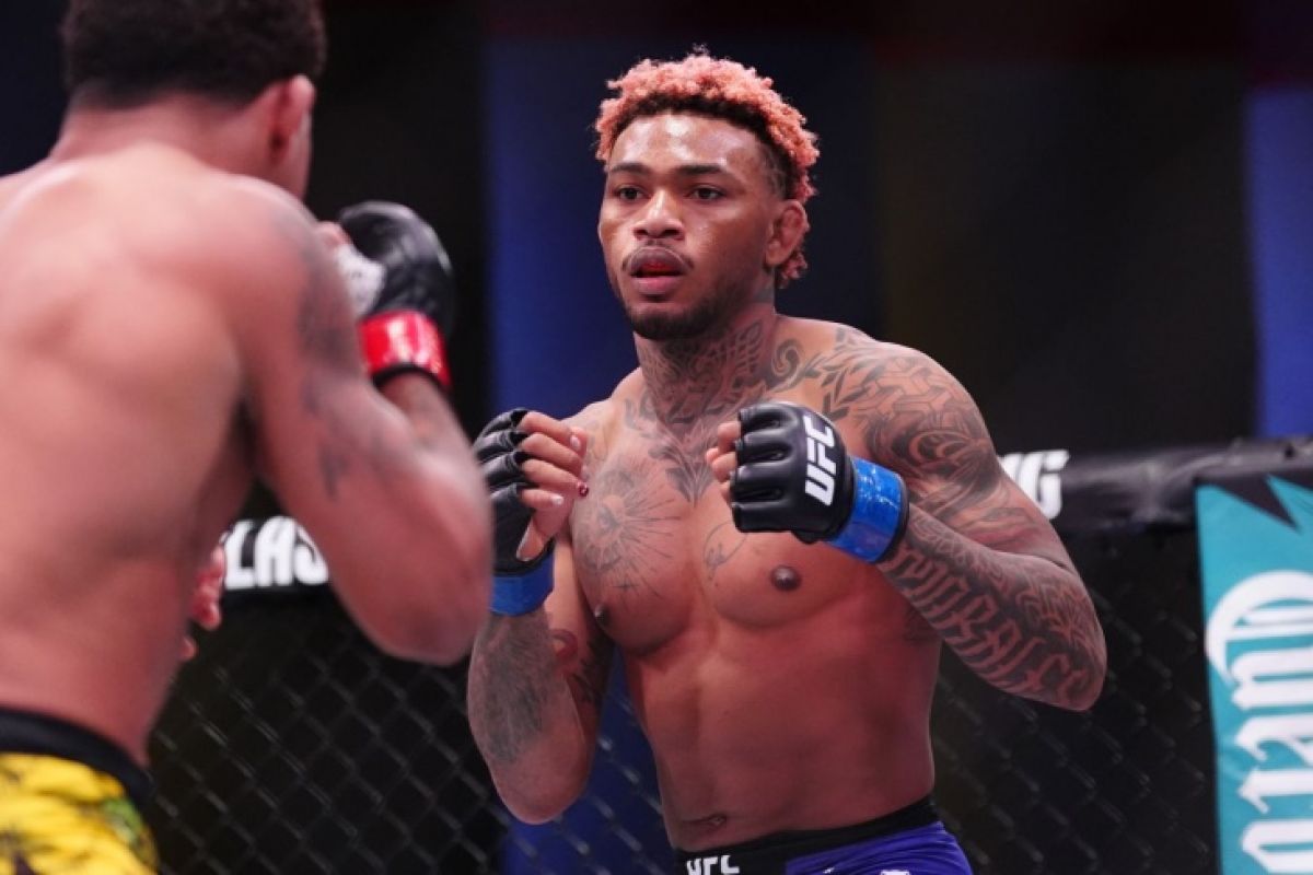 UFC: эквадорлық спортшы Шавкат Рахмоновты қуып жетті