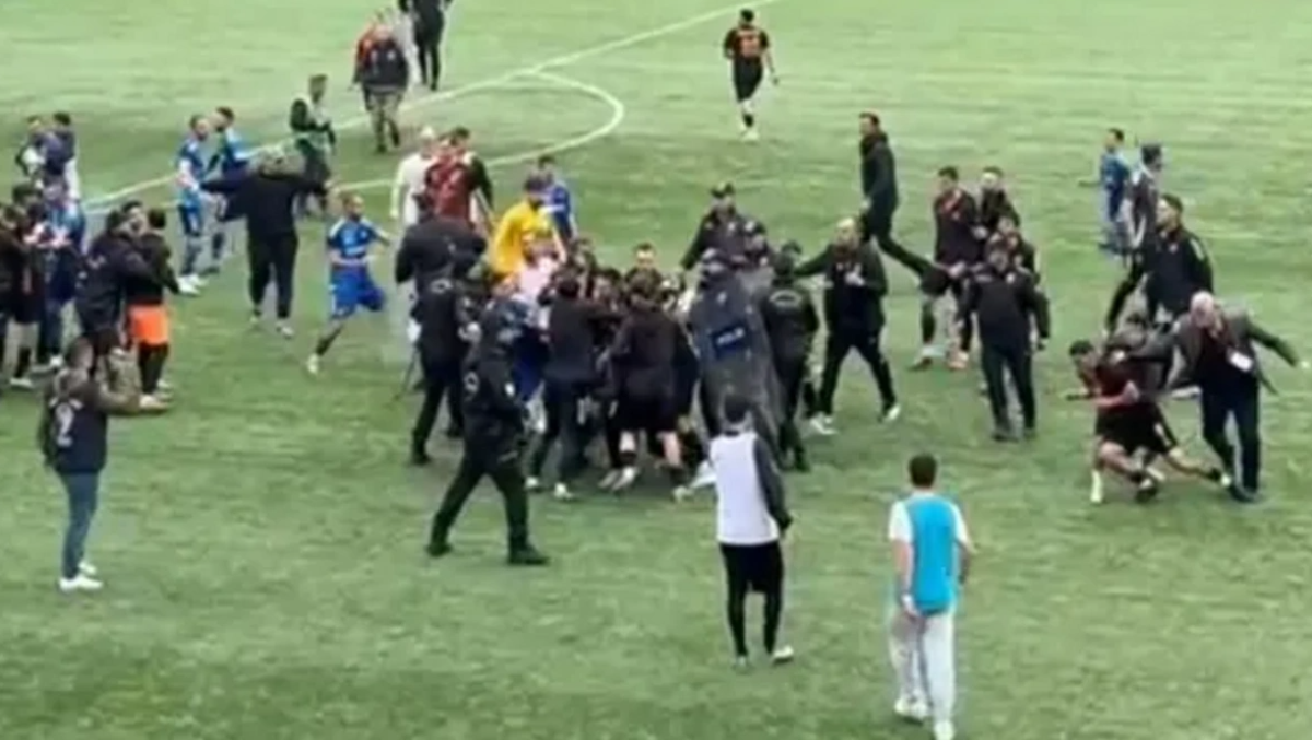 Түркия футболындағы жаппай төбелес: 24 қызыл қағаз көрсетілді