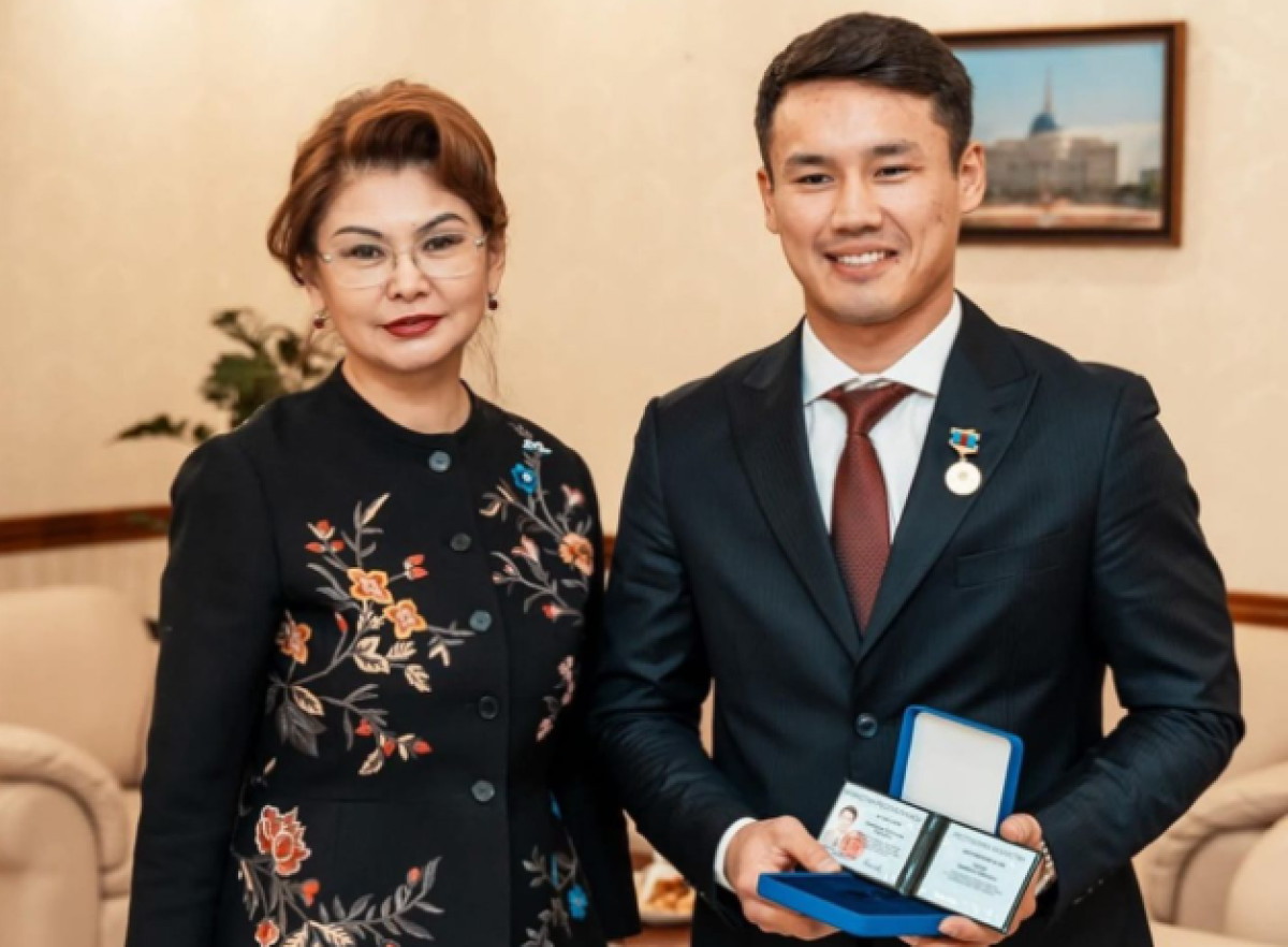 Еркебұлан Тоқтарға «Қазақстанның еңбек сіңірген қайраткері» атағы берілді