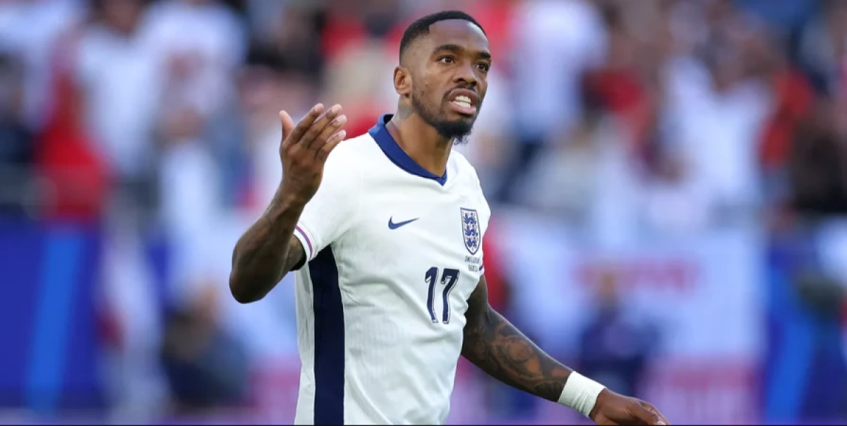 Англия шабуылшысы жанкүйерін басымен ұрды