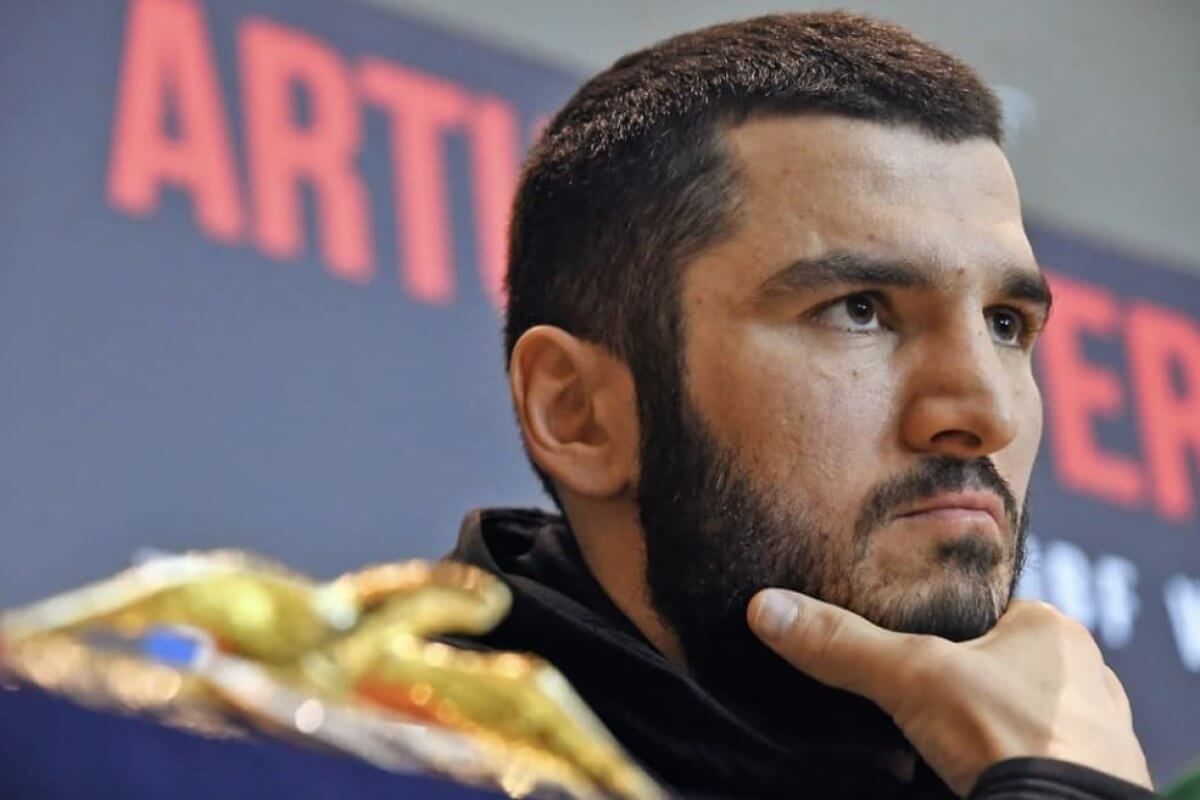 «Өзара бәсекелес болдық»: Артур Бетербиев қазақстандық боксшылардың өнерін жоғары бағалады