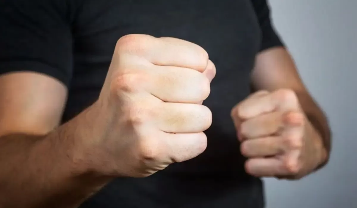 Қазақстандық хоккейшіден таяқ жедім деген бойжеткен жарақатын көрсетті