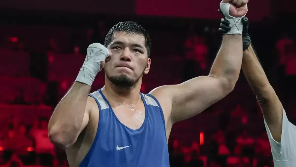 Айбек Оралбай Өзбекстандағы этникалық қазақ боксшысын жеңді