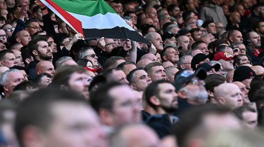 «Ливерпуль» жанкүерлері АПЛ тыйымына қарамастан стадионға Палестина туын алып кірді