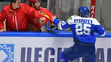 Қытайлық хоккейшілерді қуып жүріп сабаған Дамир Рыспаев «Барыс» – «Куньлунь» ойынында айдынға шықты