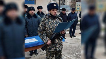 Бокстан әлем чемпионы Санжар Тәшкенбай әскерге барып, ант қабылдады