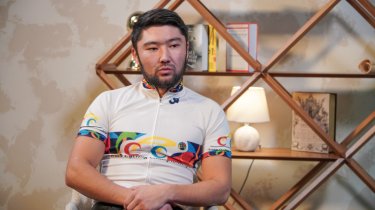 «Қолбала болдық». Спорттан кеткен велоспортшы «Astana» командасындағы былық туралы айтты
