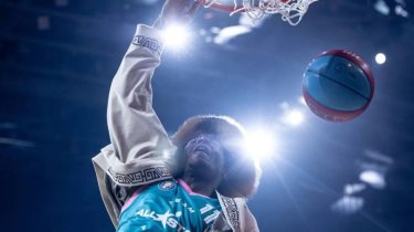 ВТБ лигасының Жұлдыздар матчтында афроамерикалық баскетболшы қазақша шапанмен ойнады (ВИДЕО)
