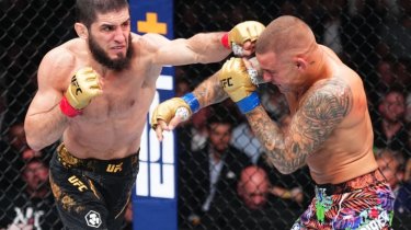 Ислам Махачев кезекті жеңісіне жетіп, UFC чемпионы атағын сәтті қорғады (ВИДЕО)