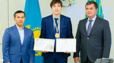 Жеңіс Қасымбек шахматтан әлем чемпионы болған қазақ баласына екі бөлмелі пәтердің сертификатын берді