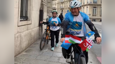 Маңғыстаулық зейнеткер Ақтаудан Парижге дейін велосипедпен барды