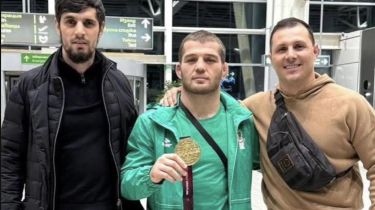 «Тіл білмейді»: Еуропа чемпионы болған балуанды Болгарияда әуежайдан ешкім күтіп алмады
