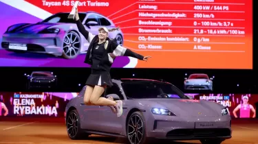 «Бастапқыда қорқатынмын». Рыбакина көлік жүргізуді қалай үйренгенін айтты