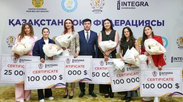 Әлем чемпионы атанып келген боксшы қыздарға 100 мың доллар сыйақы берілді