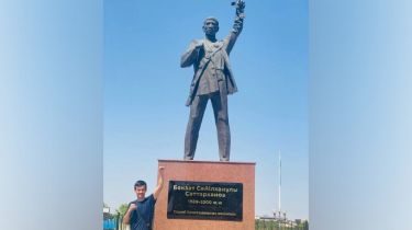 Өзбекстандық боксшы Саттархановтың ескерткішіне тағзым етті