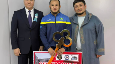 Азия чемпионы атанған атыраулық балуанға кәсіпкер баспана сыйлады