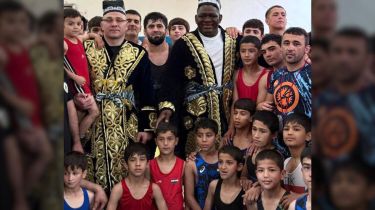 Бес дүркін Олимпиада чемпионы Михайн Лопес тәжіктердің шақыруымен Душанбеге барды