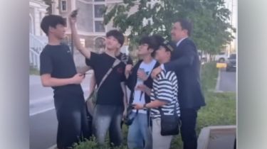 «Кепканы қайдан алдың?». Геннадий Головкин күтпеген әрекет жасады (ВИДЕО)
