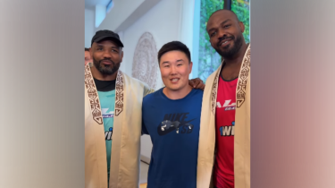 Қазақ файтері UFC аңыздарына шапан жауып, ерекше құрмет көрсетті (ВИДЕО)
