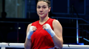 Сенсация: Өзбек боксшысы Олимпиада чемпионын жеңіп, чемпион атанды (ВИДЕО)