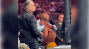 UFC аңызы қазақ файтерін жұбатқан сәттің видеосы тарады