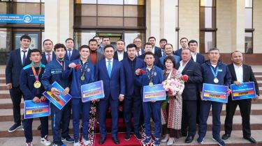 «Үш Toyota Camry 80 және әрқайсысына бір-бір пәтер». Ағайынды Сабырхандарға Шымкентте қошемет көрсетілді