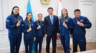 Алуаға – 40 млн, Назымға – 30 млн: Алматы әкімі чемпион қыздарды марапаттады