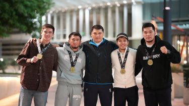 «Қанымыз бен терімізді қатар төгеміз». Әлем чемпиондары Руслан Берденовпен кездесті