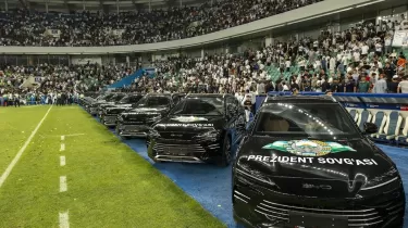 Өзбекстан футболшыларына көлік сыйлағаны үшін 340 мың доллар айыппұл төлейді