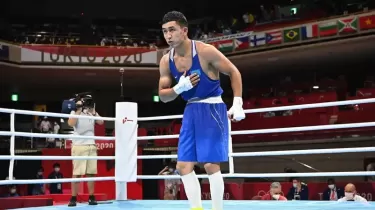 «Канелоны» жойқын соққысымен танғалдырған қазақ боксшысы жас қарсыласына есе жіберді