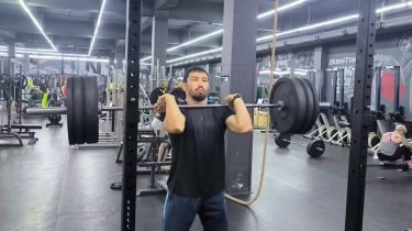 Демеу Жадыраев өз салмағынан екі жарым есе ауыр зілтемірді көтерді