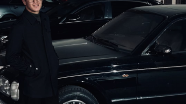 «Ерекше стиль»: Төрехан Сабырханның қымбат көліктегі суреті талқыға түсті