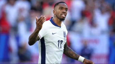 Англия шабуылшысы жанкүйерін басымен ұрды