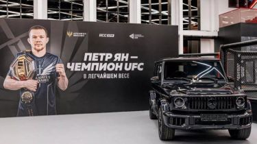 UFC чемпионы атанған Петр Янға Mercedes көлігі сыйға берілді