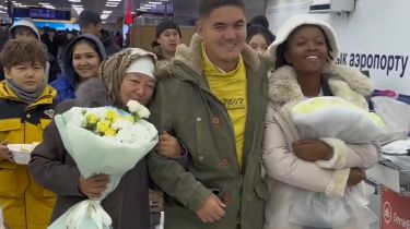 Қырғыз велосаяхатшысы Африкаға велосипедпен барып, жергілікті қызға үйленді