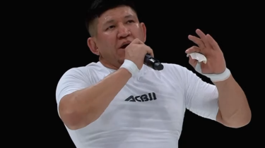 Қуат Хамитов Мәскеудегі жеңісінен соң ән шырқады