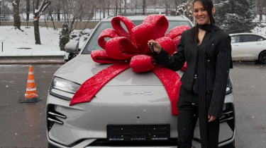 Алуа Балқыбековаға алматылықтар көлік мінгізді