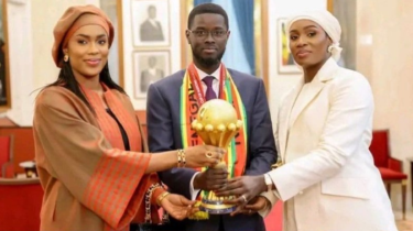 Сенегал президенті футболшылармен кездесуге екі әйелін ертіп келген